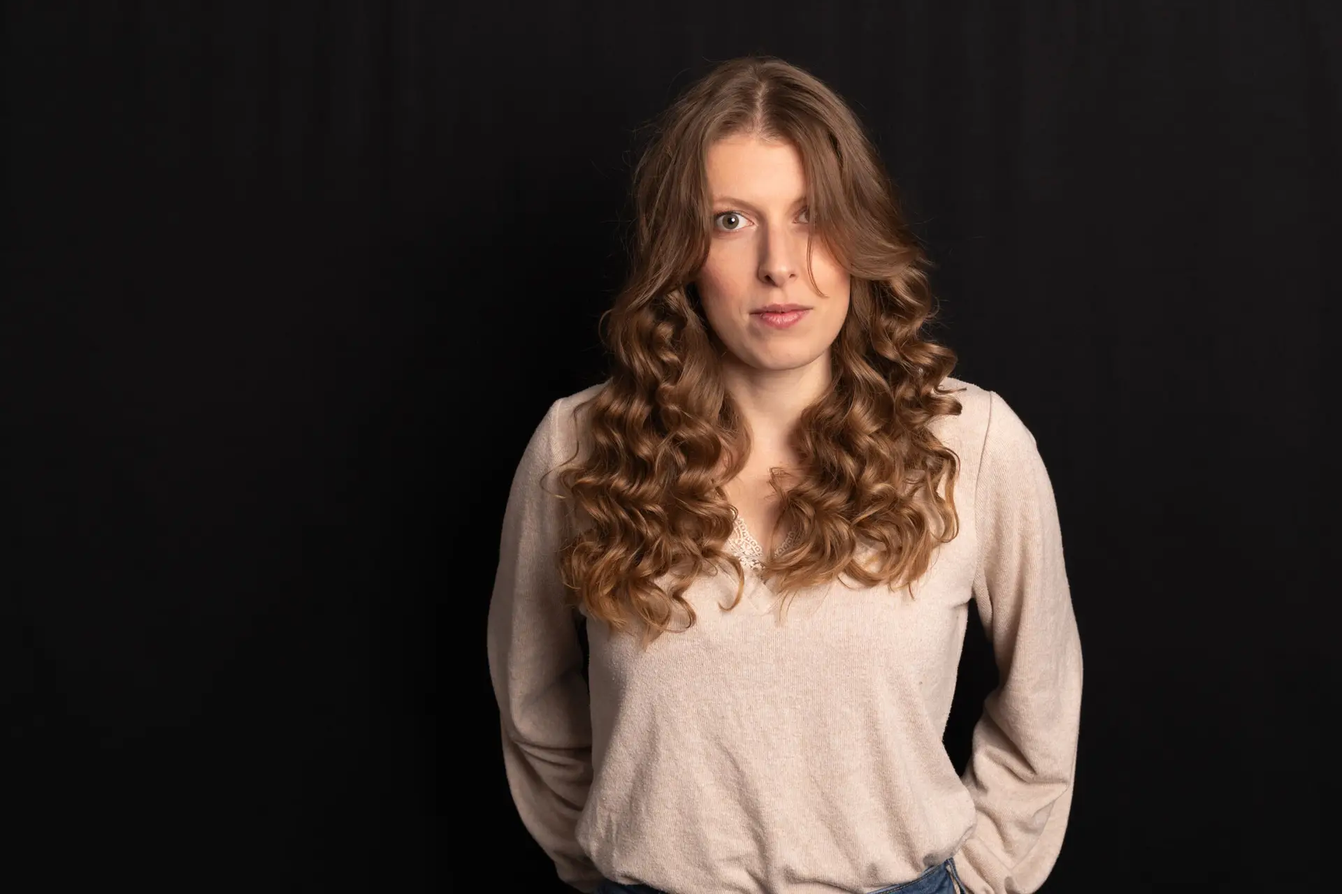 Modèle photo jovial studio la Verpillière , souriante , coiffée et apprêter , fixant le photographe