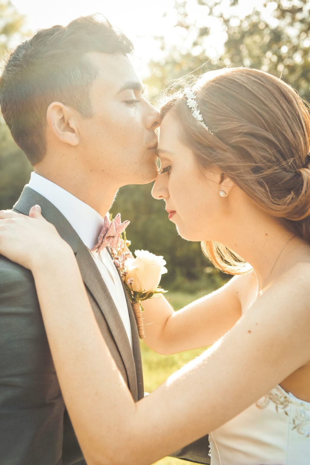 Couple s'embrassant après le mariage a proximité du photographe de mariage Rhône-Alpes