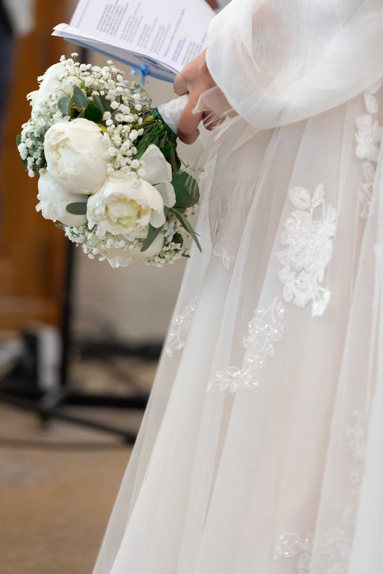 Mariée tenant un bouquet de mariage à La Verpillière , Rhône-Alpes